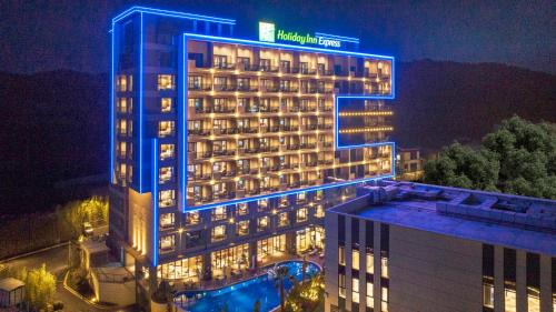 Tengchong Hotel | Holiday Inn Express Tengchong Hot-Spring by IHG