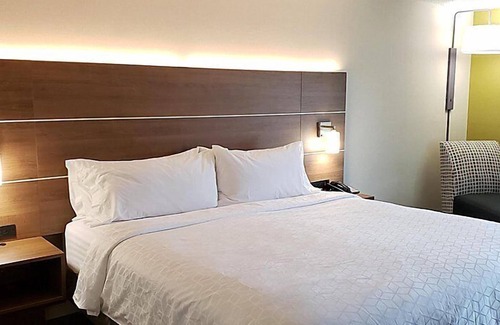 Troutville Hotel | Holiday Inn Express Troutville by IHG