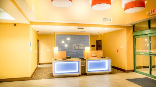 Wichita Hotel | Holiday Inn Express Wichita South by IHG