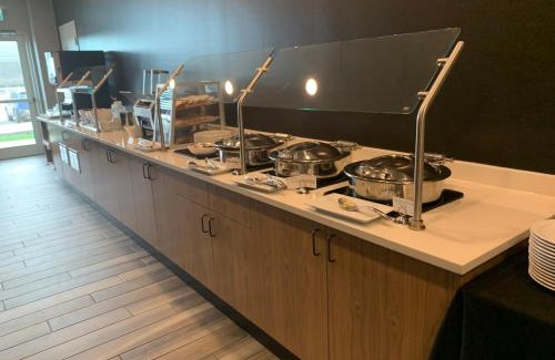 Calgary Hotel | Holiday Inn Hotel & Suites - Calgary Airport North by IHG