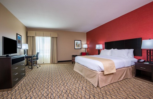 Salina Hotel | Holiday Inn Salina by IHG