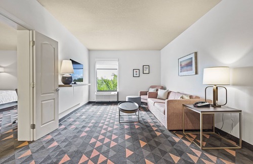 United Central Hotel | Holiday Inn St. Petersburg West by IHG