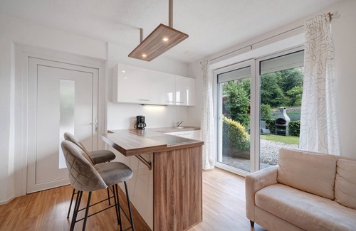 Vollan Apartment | Holiday Apartment "Mayenburg" with Mountain View, Shared Garden and Pool