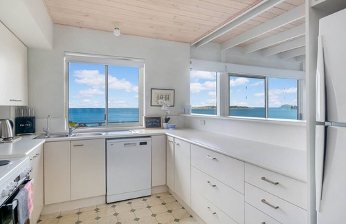 McCracken House | Holiday on Hayward - the ultimate beachfront holiday home, family friendly