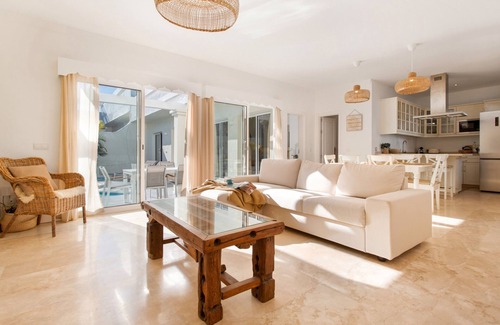 Geafond Villa | Holiday Villa 'Ole Bahiazul - Private Pool' with Sea Views, Wi-Fi and Air Conditioning