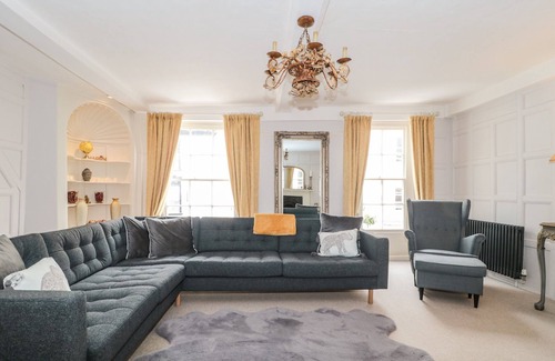 Ozleworth Cottage | HOLLOWAY HOUSE, pet friendly, with hot tub in Wotton-Under-Edge