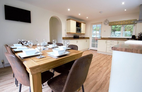 Llanelltyd House | Holly Bank - Four Bedroom House, Sleeps 8