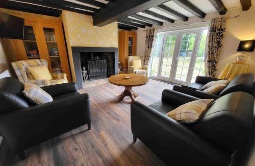 Holton Le Clay House | Holly Cottage Country Retreat