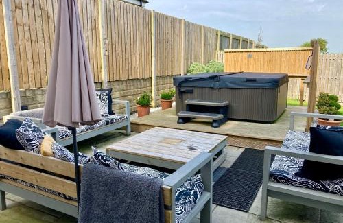 Hoylandswaine Villa | Holly House - Executive Rural Home with Jacuzzi