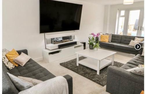 Hoylandswaine Villa | Holly House - Executive Rural Home with Jacuzzi