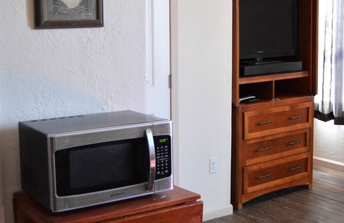 Holly House | Holly Inn Suites