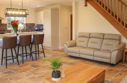 Kingswood Cottage | HOLLY LODGE, pet friendly, luxury holiday cottage in Montgomery