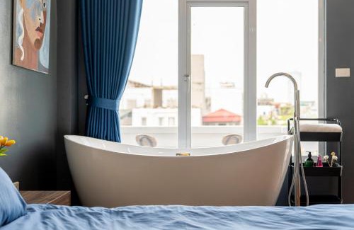 Old Quarter Apartment | Holly's Elegance Retreat with bathtub in Old Quarter