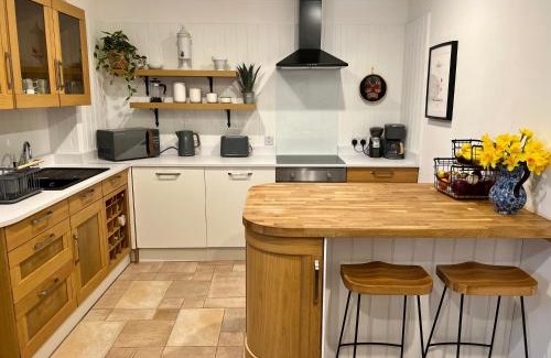 Ivybridge Apartment | Hollyhocks Holiday Home- 2 bedroomed ground floor apartment sleeps 5