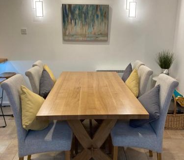 Ivybridge Apartment | Hollyhocks Holiday Home- 2 bedroomed ground floor apartment sleeps 5