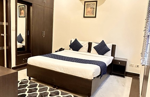 DLF Phase 3 House | Hollyhocks Residency