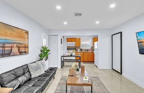Little Ranches House | Hollywood 2 Bdrm New Furnished Beach Vacation LB2