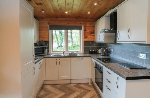 Winkleigh Cottage | HOLLYWOOD, pet friendly, with hot tub in Dolton