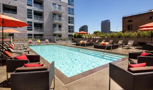Los Angeles Apartment | Hollywood Walk of Fame I Pool View I Fitness Center I Free Parking!