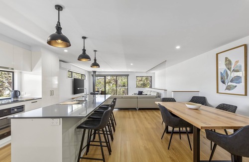 Anglesea House | Holmly 2 - Premium Position, Walk to Everything!
