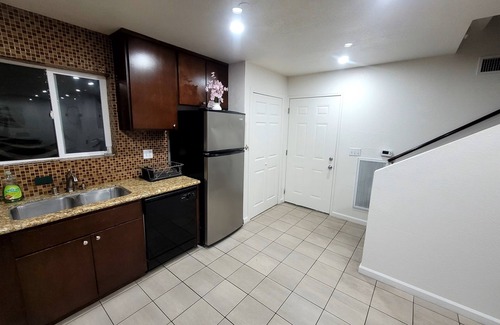 Mid-Wilshire House | Home 4 Beds & 2.5 Bath near Hollywood, Beverly Hills, Culver City, Santa Monica