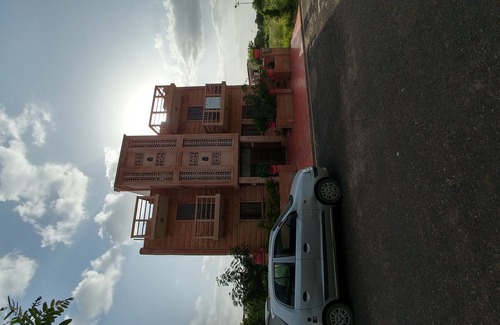 Jodhpur House | Home at the outskirts of Jodhpur along with small family car.