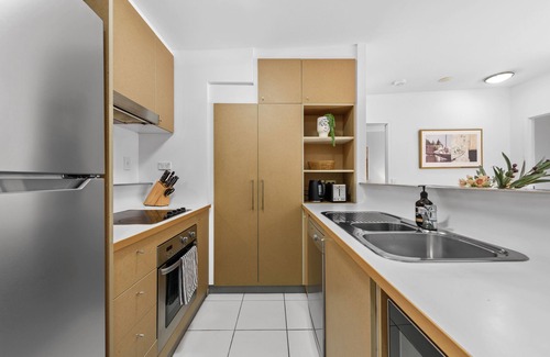 Spring Hill Apartment | Home away from Home! 2Bed/1Bath/Car/Pool~2kms CBD