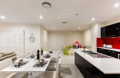 Rochedale House | Home away from home, Grand Family Mansion