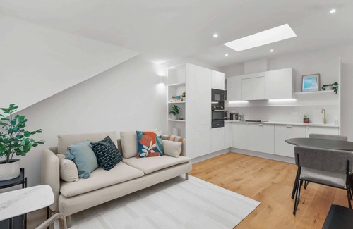 Eastbourne City Centre Apartment | Home Away from Home Stylish Apartment Retreat