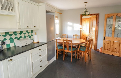 Crosswell Cottage | HOME FARM RETREAT, family friendly in Williamstown, County Galway