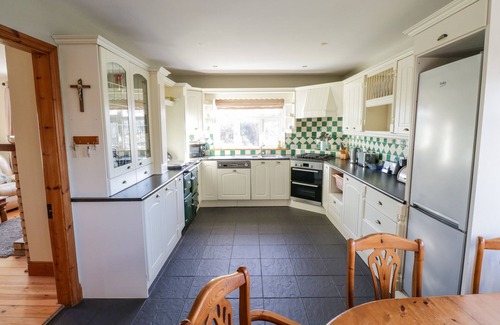 Crosswell Cottage | HOME FARM RETREAT, family friendly in Williamstown, County Galway