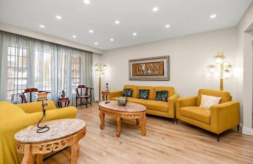 Mississauga House | Home in Serene Suburbia 905