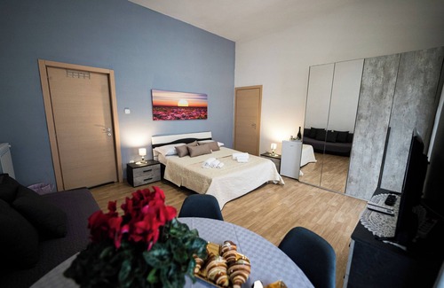 Centro Storico Bed & Breakfast | HOME Joséphine, a stone's throw from the Palace, Garden,parking,Kitchen,