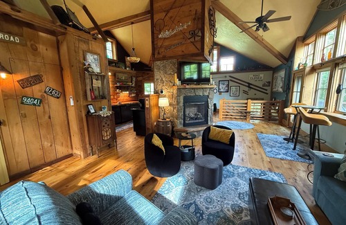 Jackson House | Home on Black Mountain, Amazing Foliage Views, FUN, Private yet Convenient