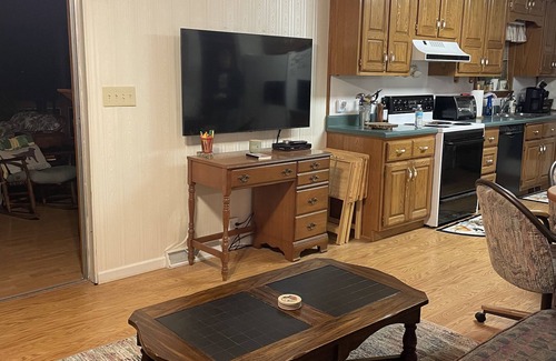 Poplar Bluff House | Home Sweet Home, Spacious Sunroom & Fun Deck!