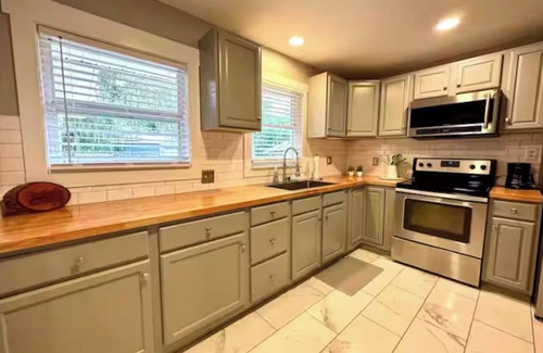 Beaufort House | Home Under The Oaks - Sleeps 6!