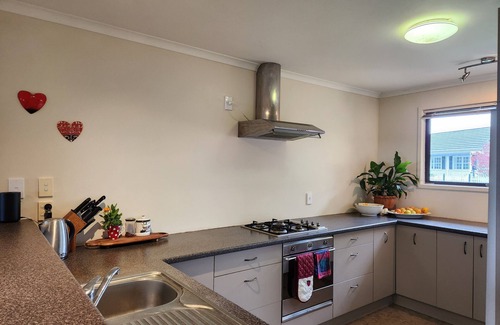 Omokoroa House | Home with gorgeous mountain and water views