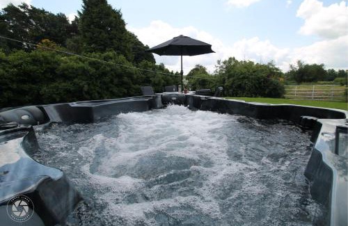 Forsbrook House | Home with HotTub near AltonTowers & Waterworld sot