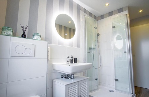 Sudostviertel Apartment | Homefy Come-Together Apartment - Balkon - Aufzug - Free Parking - Smart TVs