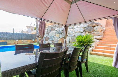 Santa Susanna Villa | HomeHolidaysRentals Electra