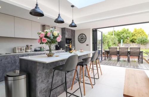 Little Missenden House | Homely 5 bed Cottage 30 mins to Heathrow, London, Legoland, Windsor Castle