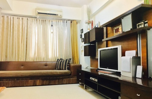 Bonifacio Global City Condo | Homely Apartment with a pool view
