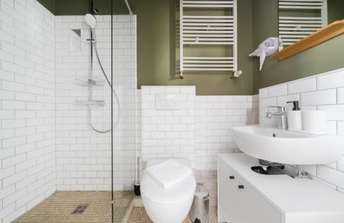Prenzlauer Berg Apartment | Homely Berlin - Heritage Studio , Kingsize Bed , Kitchen , WiFi