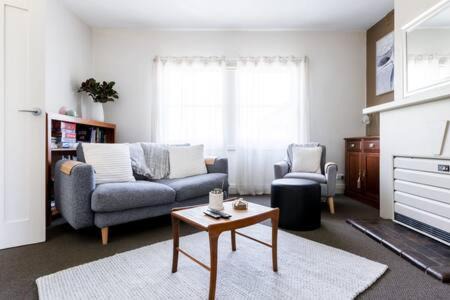 Newstead House | Homely Cottage: Near the City Wifi & Parking