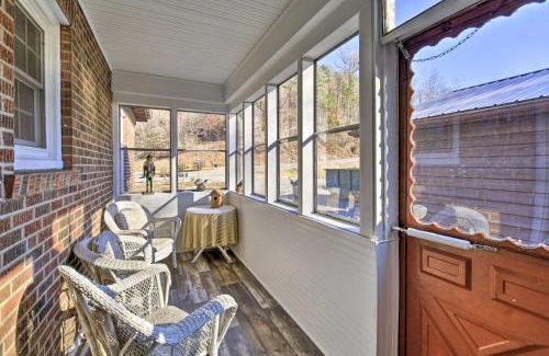 East Point House | Homeplace with Yard - 10 Mi to Jenny Wiley!