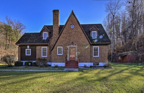 East Point House | Homeplace with Yard - 10 Mi to Jenny Wiley!