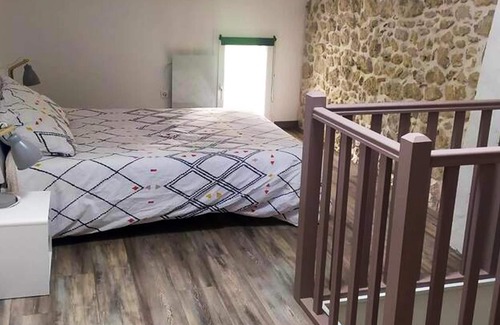 Aiguillon Apartment | Homerez - Appartement for 2 ppl. with swimming-pool and jacuzzi at Aiguillon