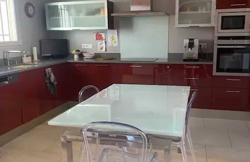 La Tour-d'Aigues Villa | Homerez - Cosy villa La Tour-d'Aigues