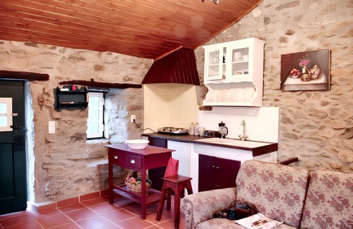 Fundao House | Homerez - Cozy House with Garden and Terrace