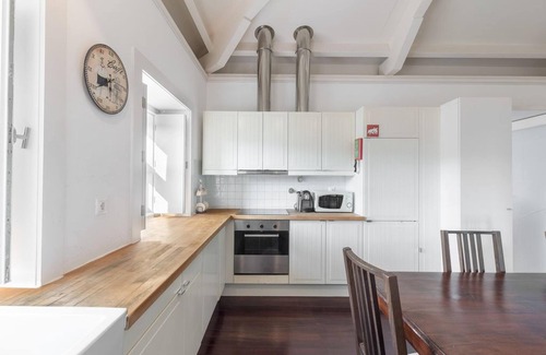 Vilar House | Homerez - Spacious house with pool and mountain view in Travassós